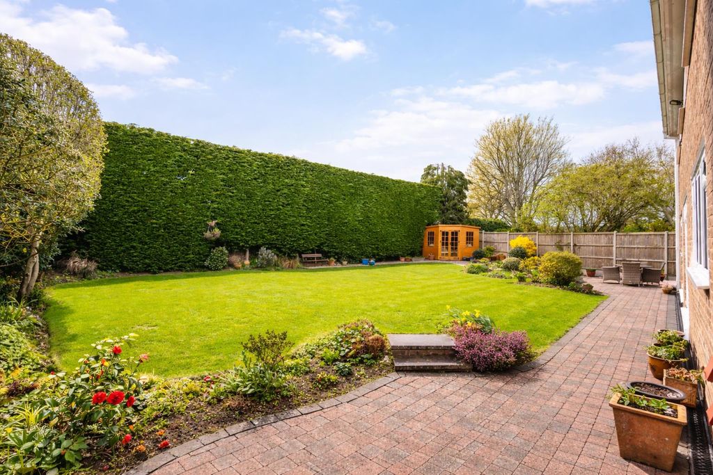 Property photo 2 of 21 21 Barcheston Road_4.Jpg