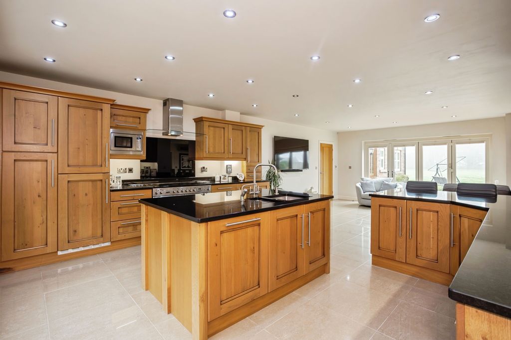 Property photo 2 of 28 Kitchen