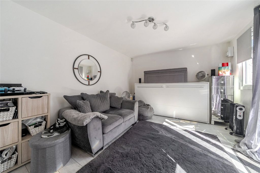 Property photo 2 of 21 Picture No. 15