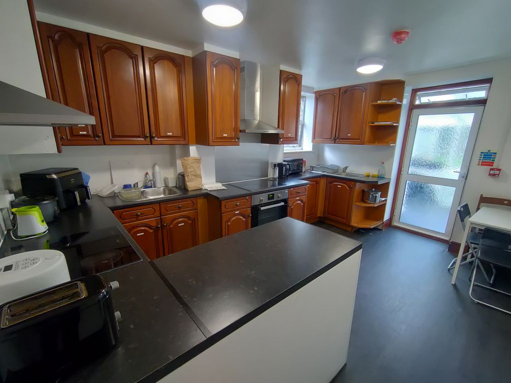 Property photo 2 of 11 Kitchen