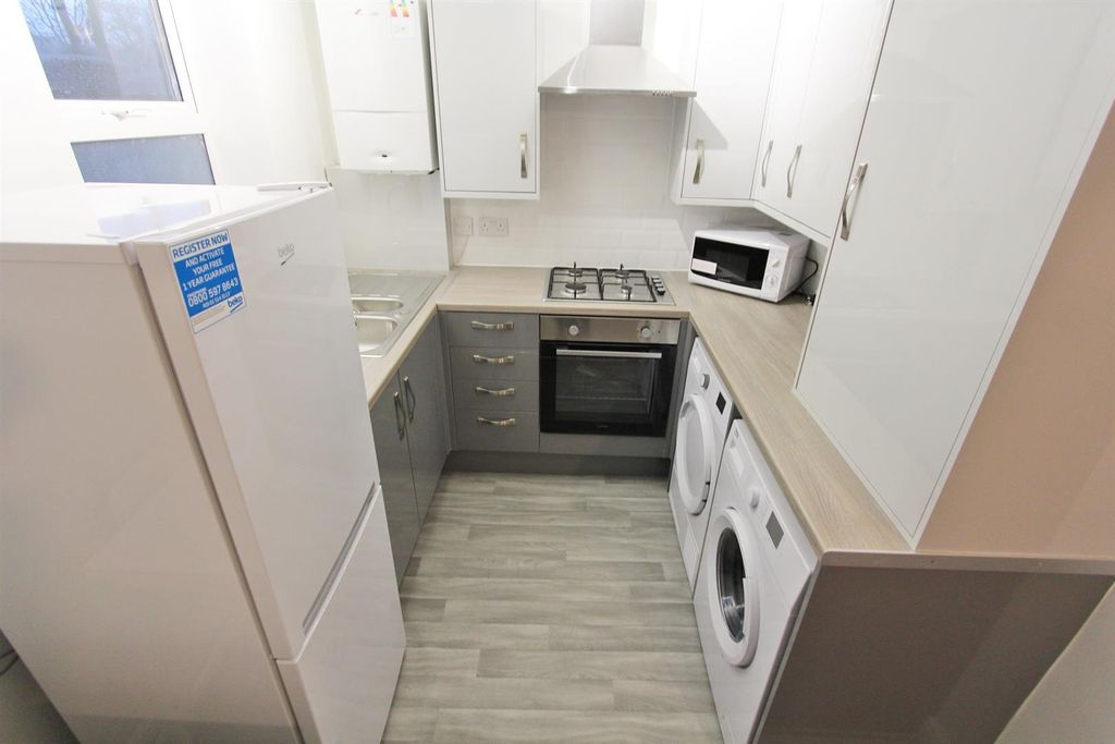 Property photo 3 of 10 Kitchen