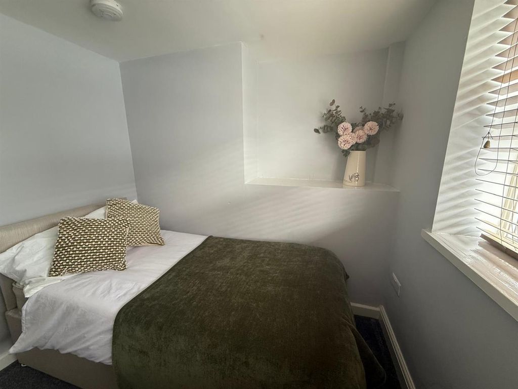 Property photo 3 of 8 Main Bed1.Jpeg