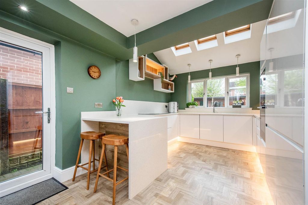 Property photo 3 of 30 Kitchen/Breakfast Room