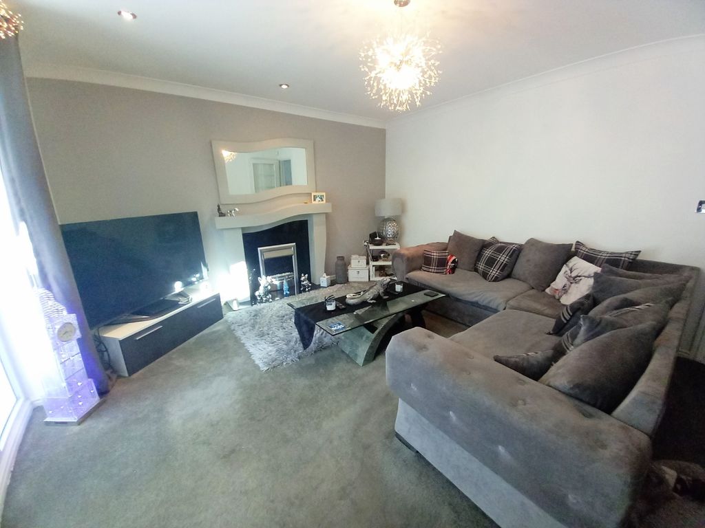 Property photo 2 of 22 Lounge