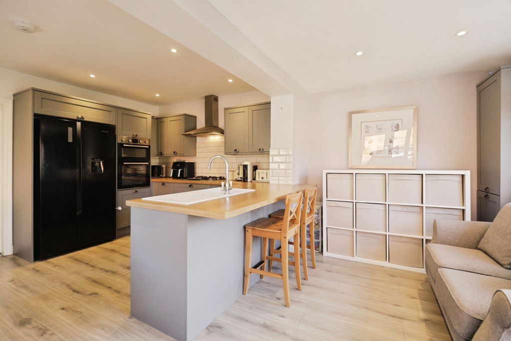 Property photo 3 of 18 Pbox-Img.Jpg