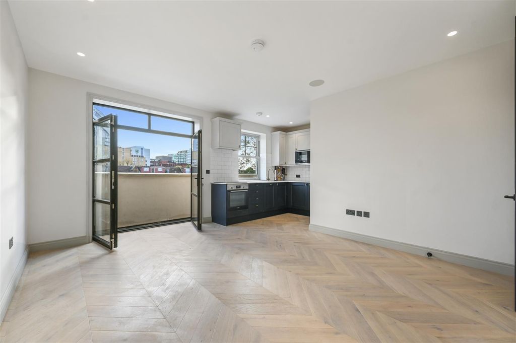 Property photo 3 of 10 Ar - Flat 6, 63 Gordon Road - 18 (1).Jpg