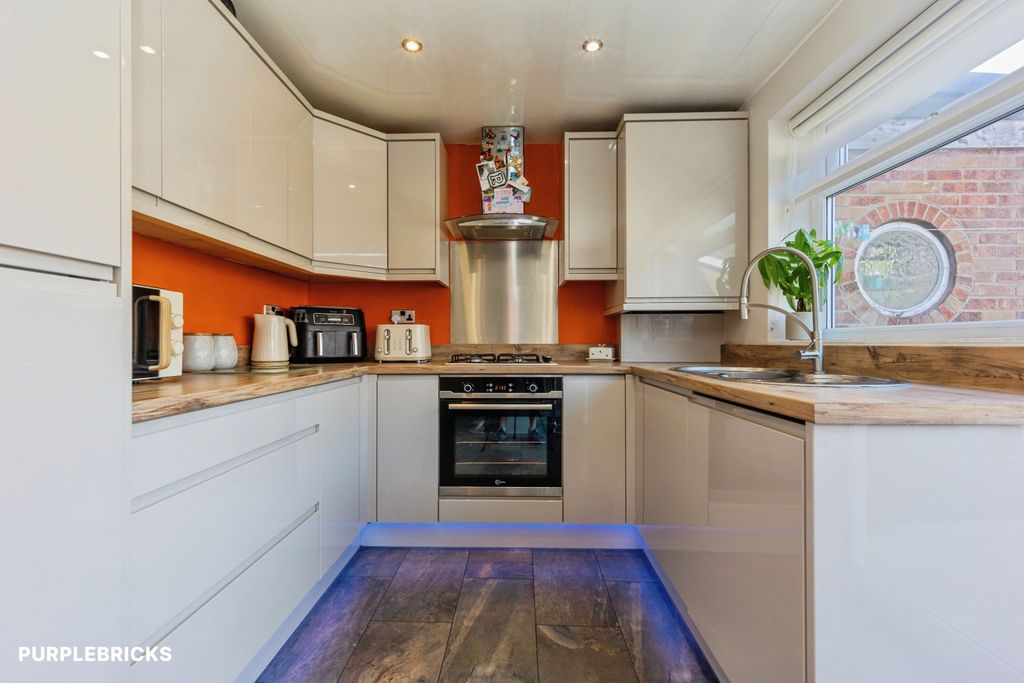 Property photo 3 of 18 Kitchen/Diner
