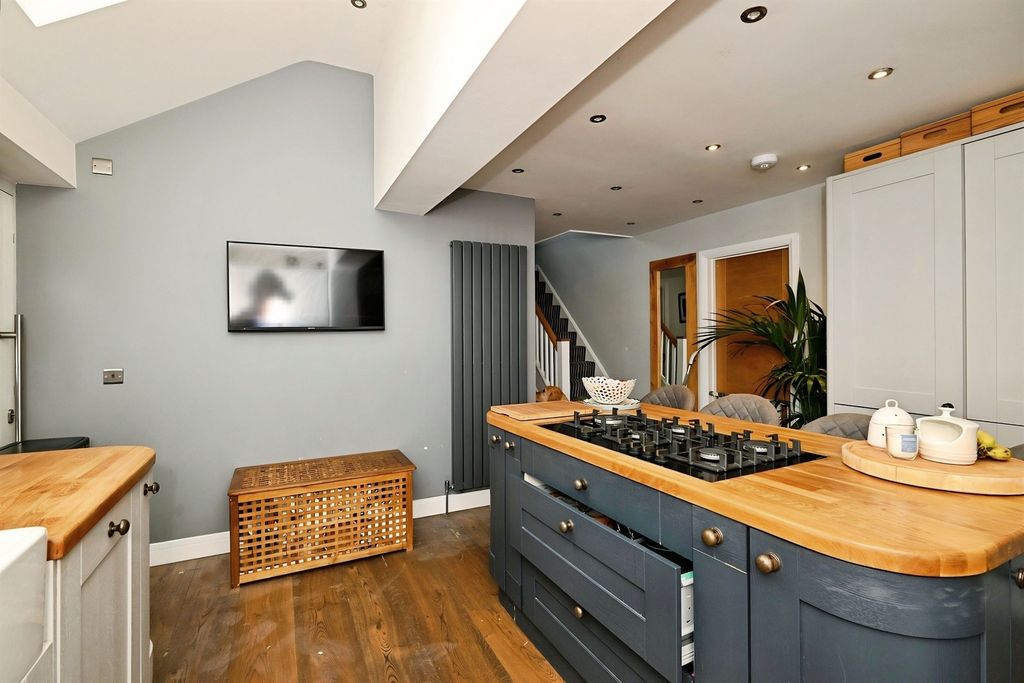 Property photo 2 of 23