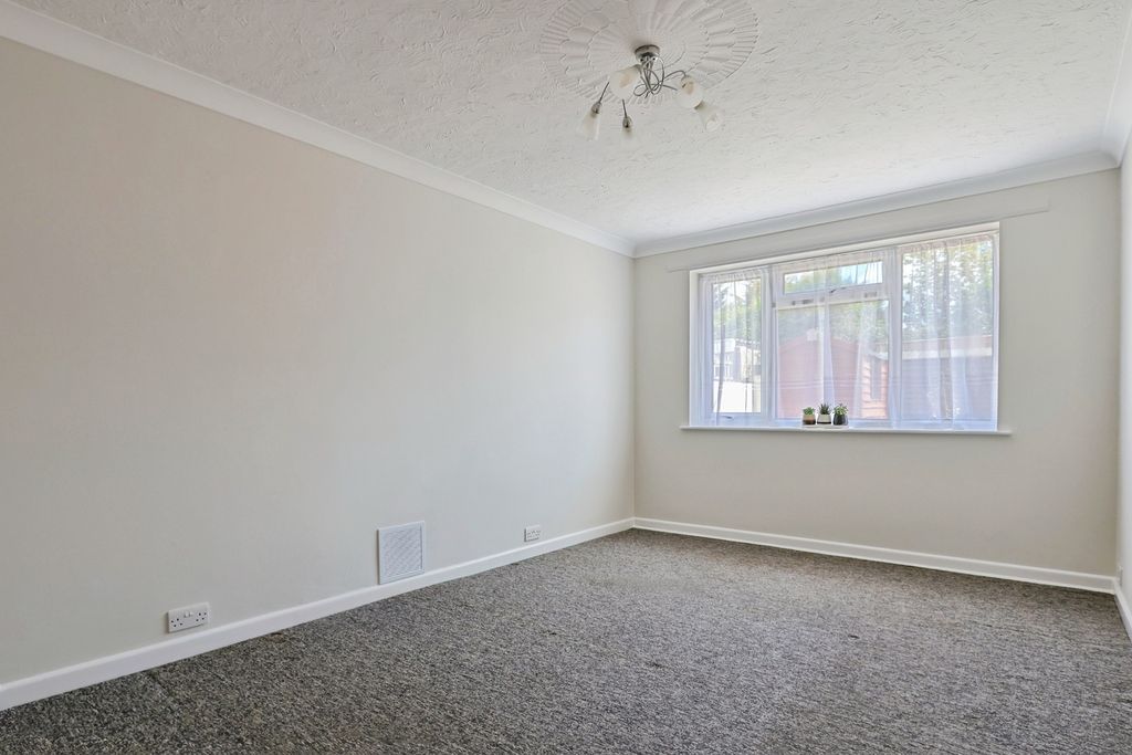 Property photo 3 of 12 Lounge