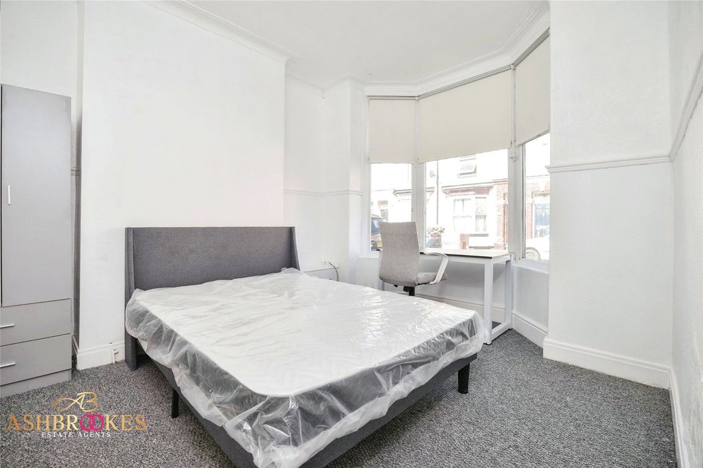 Property photo 2 of 9 Bedroom