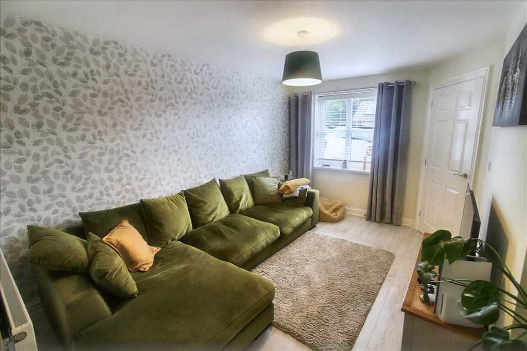 Property photo 3 of 21 Lounge