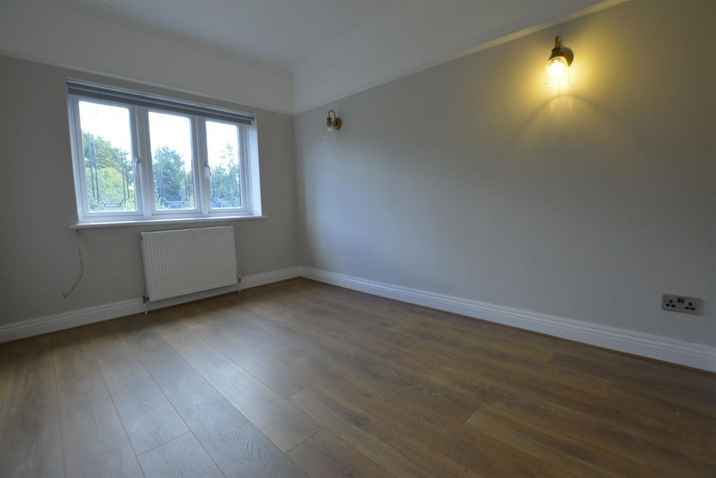 Property photo 2 of 8 Bed 2.Jpg
