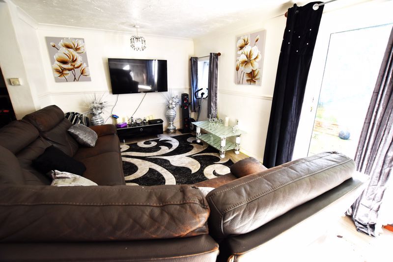 Property photo 3 of 9 Lounge