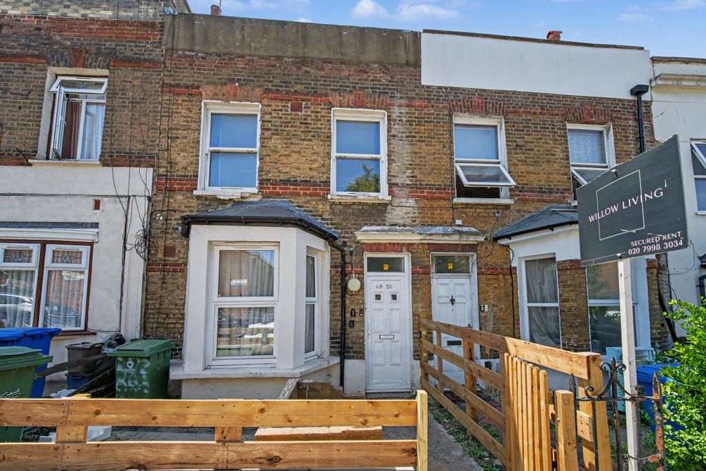 Property photo 1 of 11 Flat B, 30 Gibbon Road, Nunhead, London, Se15 2As