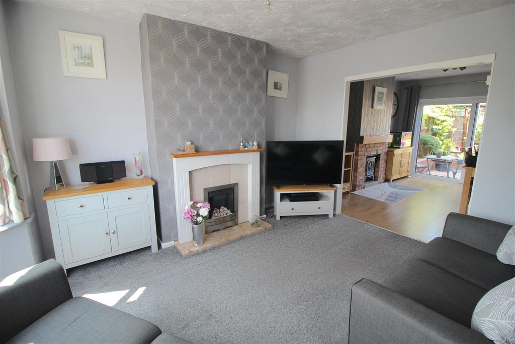 Property photo 2 of 14 Lounge