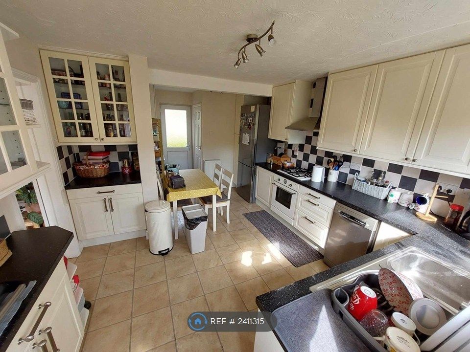 Property photo 3 of 9 Kitchen