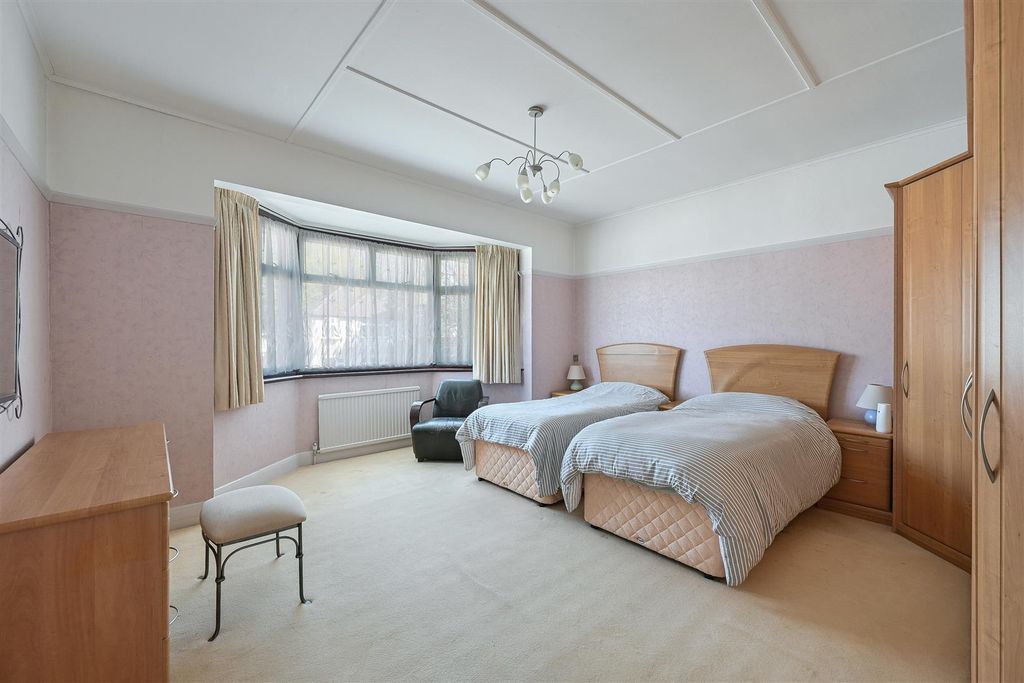 Property photo 3 of 19 Greenhayes Avenue (8).Jpg
