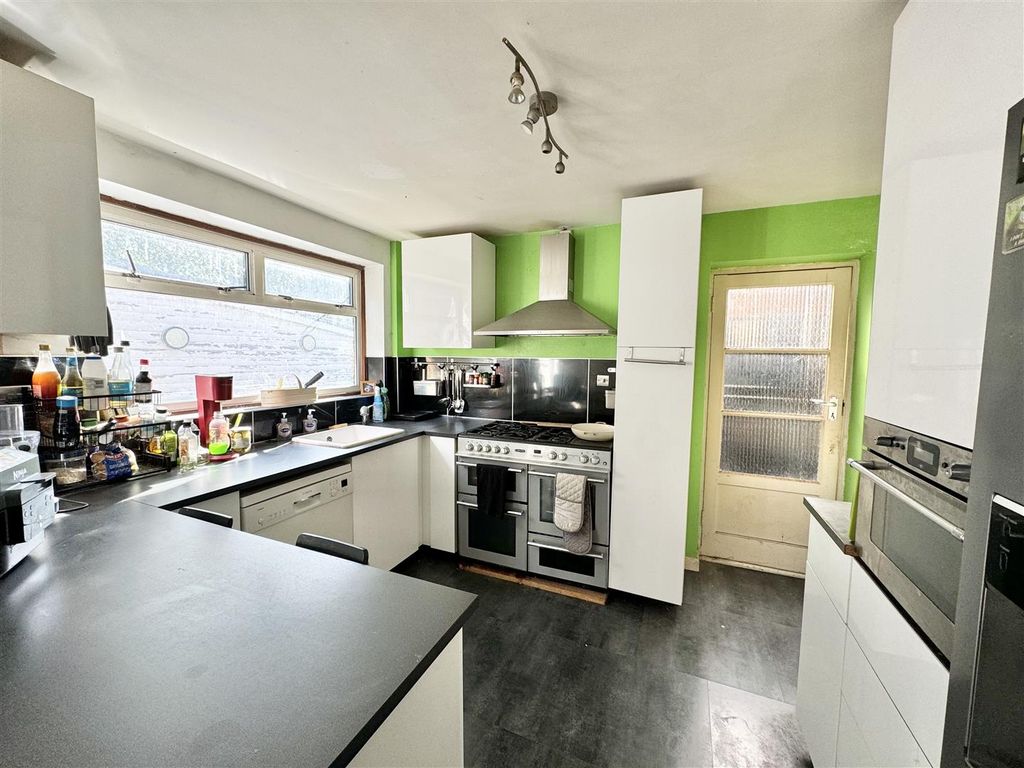 Property photo 3 of 9 Kitchen