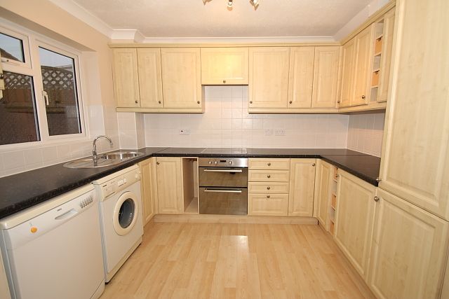 Property photo 3 of 11 Kitchen