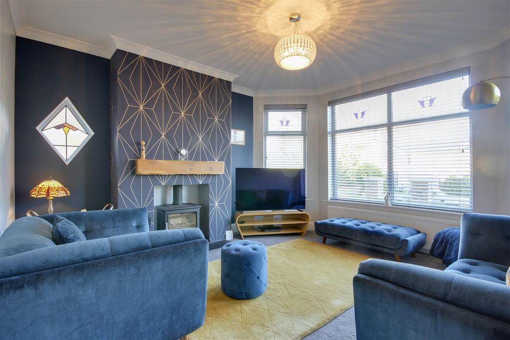 Property photo 2 of 18 Lounge