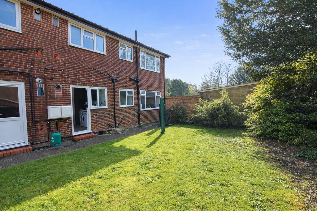 Property photo 3 of 21 Garden3