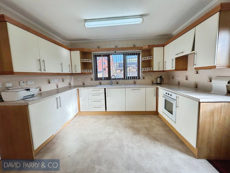 Property photo 3 of 14 Three-Bedroom Detached Bungalow