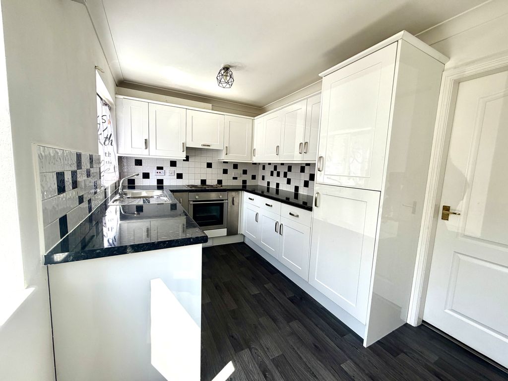 Property photo 2 of 8 Kitchen