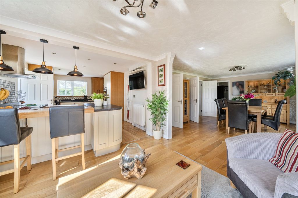 Property photo 2 of 25 Picture No. 15