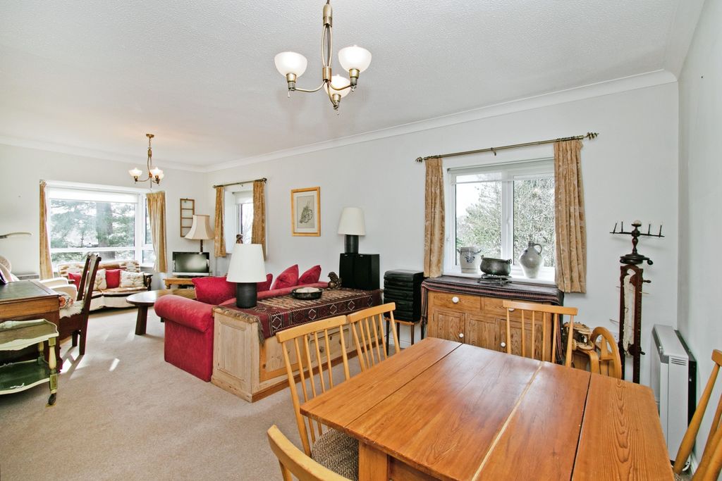 Property photo 3 of 12 Lounge