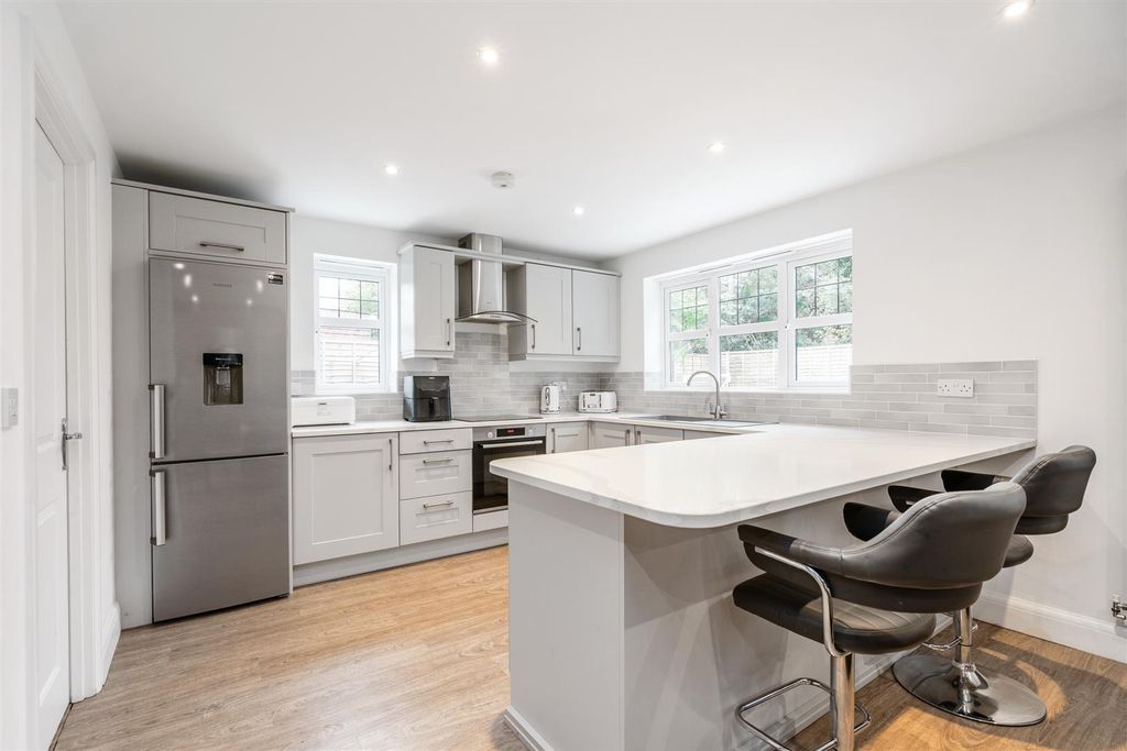 Property photo 3 of 18 7 Bretby Close_9.Jpg