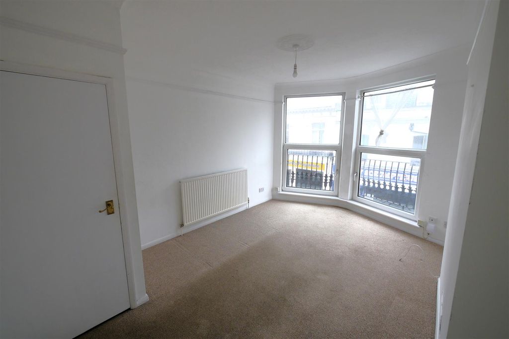 Property photo 2 of 12 Lounge