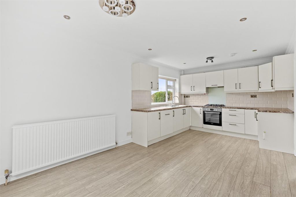 Property photo 2 of 18 8 Foxhill Close, Hp13 5Bl-2.Jpg