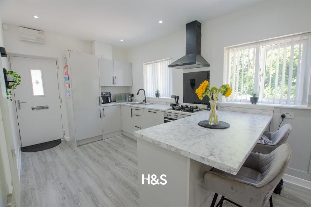 Property photo 3 of 13 70 Elmdon - Kitch1.Jpg