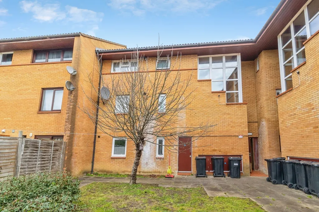 Apartment in Buckinghamshire MK6, Campbell Park - View 3
