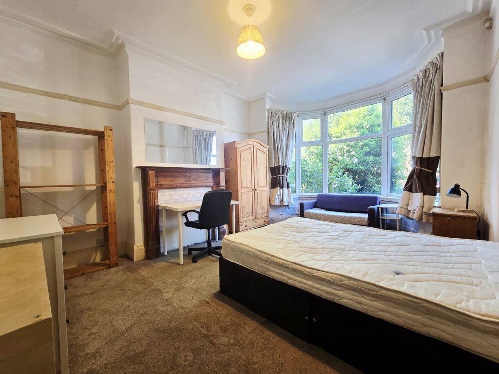 6 bed shared accommodation to rentSt Michaels Crescent, Headingley, Leeds LS6 photo 4