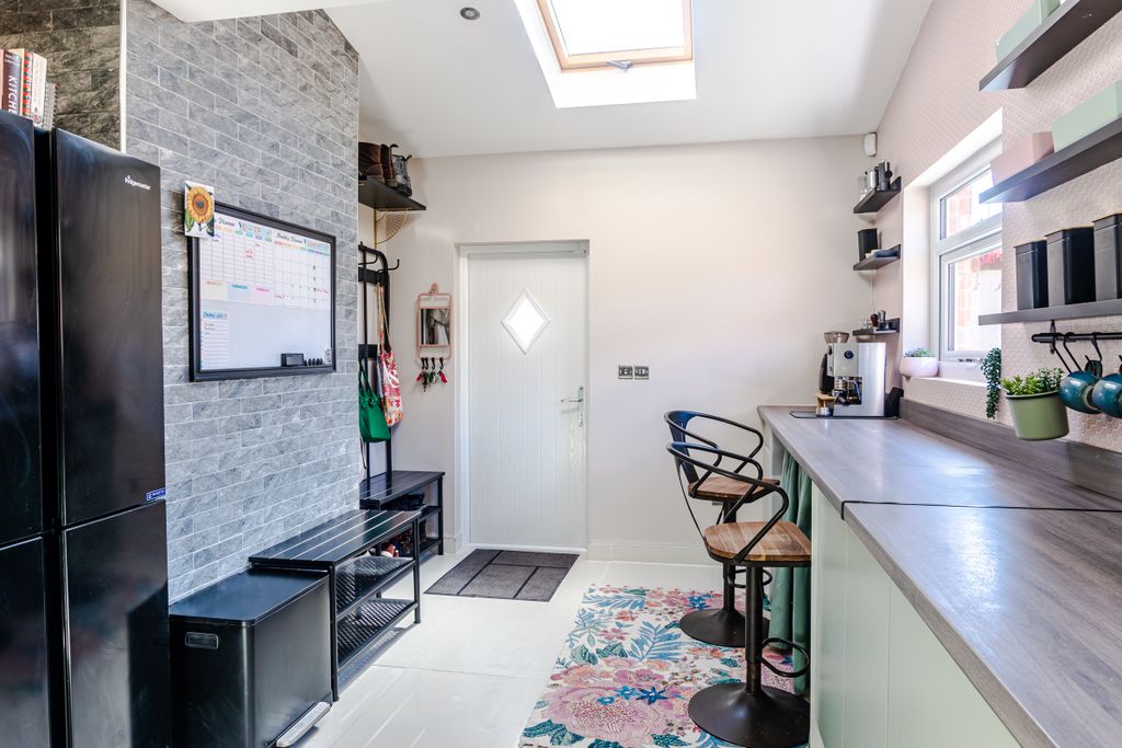 Property photo 2 of 31 Kitchen4