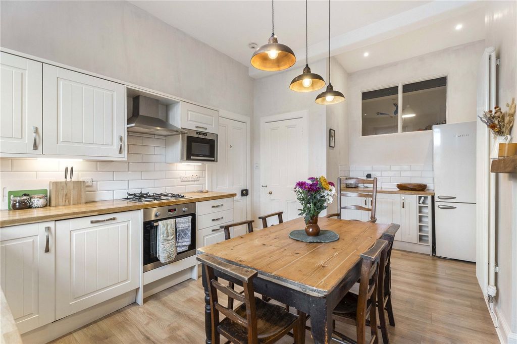 Property photo 2 of 16 Dundas Street