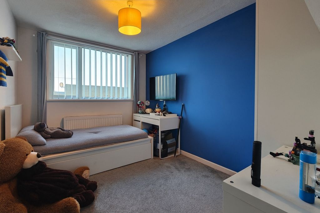 Property photo 3 of 17 Bedroom 2