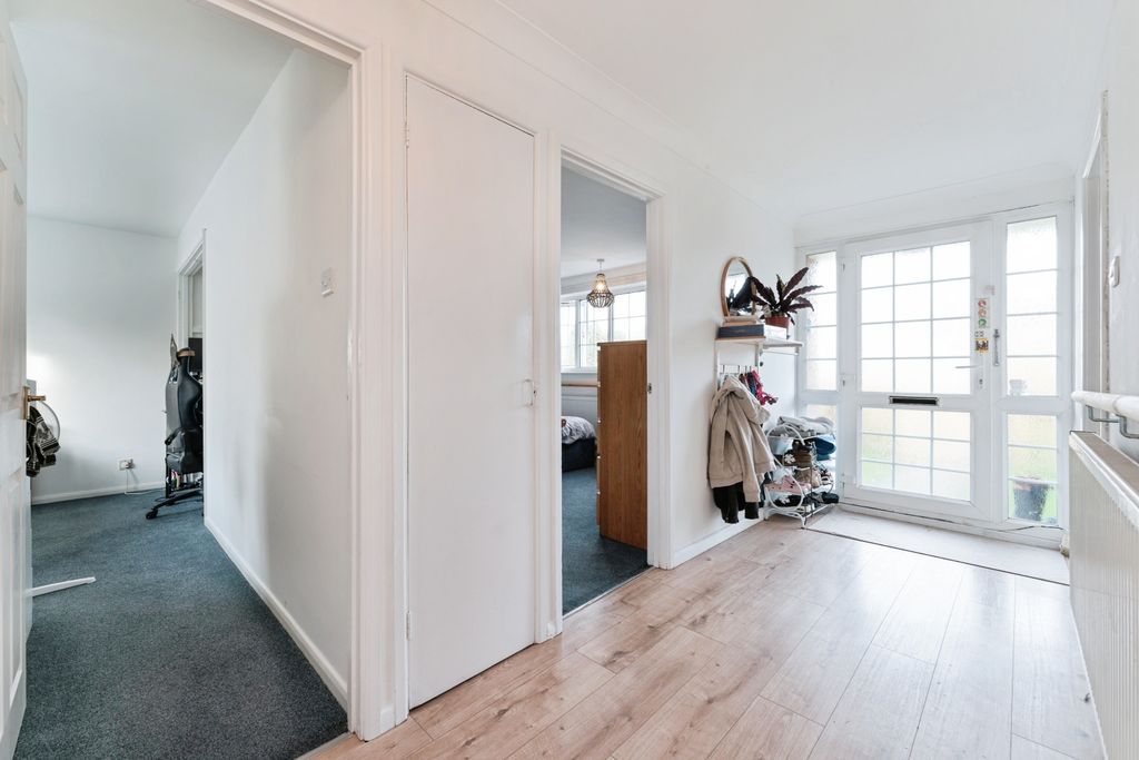 Property photo 2 of 20 Entrance Hallway