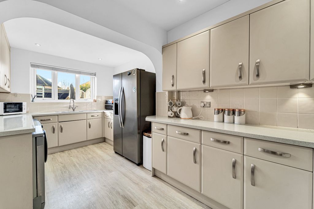 Property photo 2 of 18 4837763