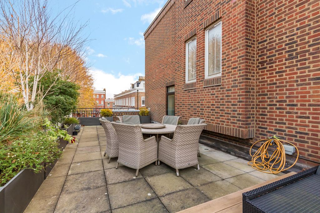 Property photo 3 of 11 Flat 5, 20 Tedworth Square, London Sw3 4Dy-1.Jpg