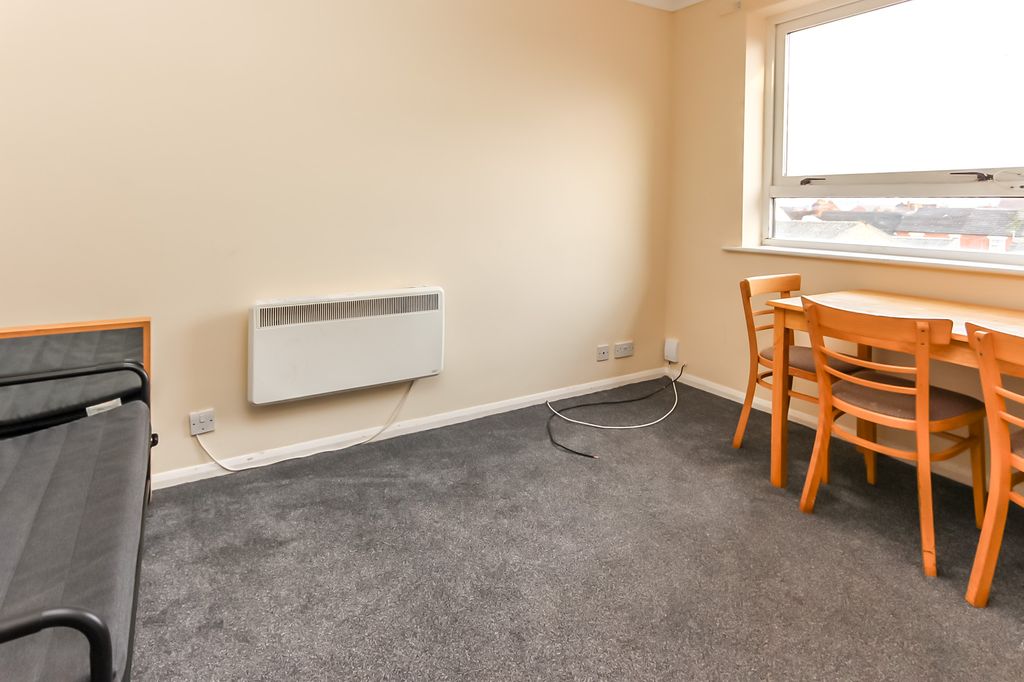 Property photo 3 of 6 Lounge