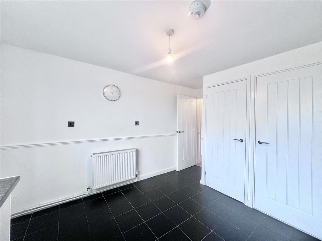 Property photo 3 of 10 Kitchen
