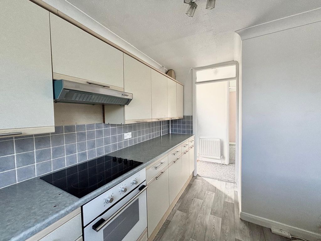 Property photo 3 of 11 Kitchen