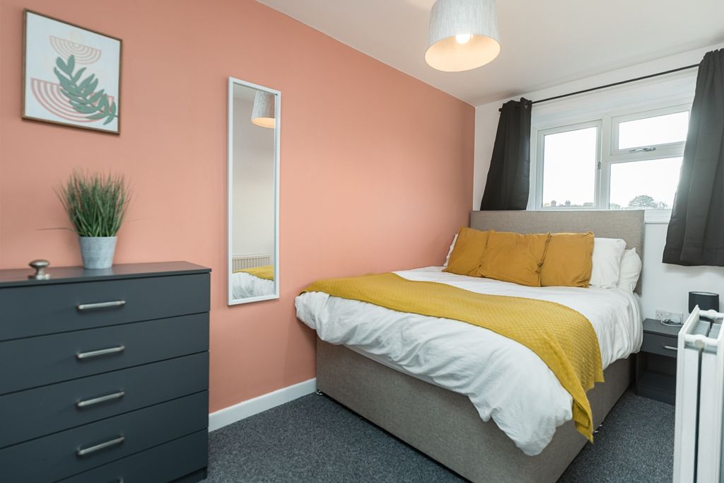 Property photo 1 of 11 Room 3