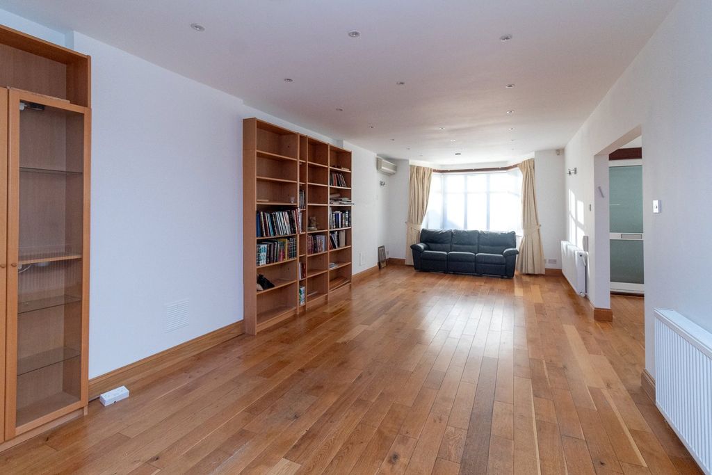 Property photo 2 of 17 Picture No. 16