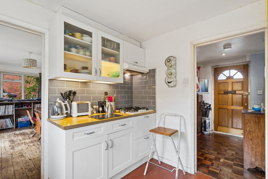 Property photo 3 of 16 Kitchen / Hall
