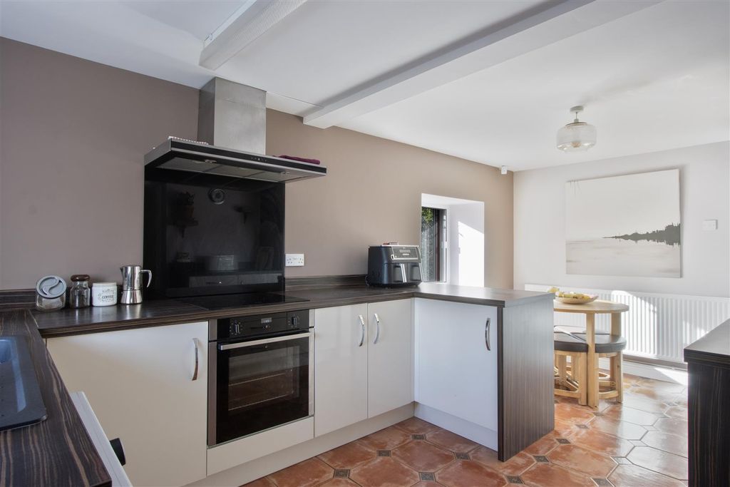 Property photo 2 of 25 Kitchen/Diner