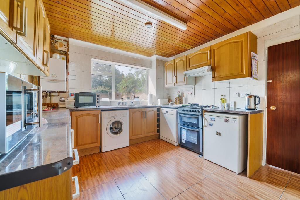 Property photo 3 of 11 Kitchen