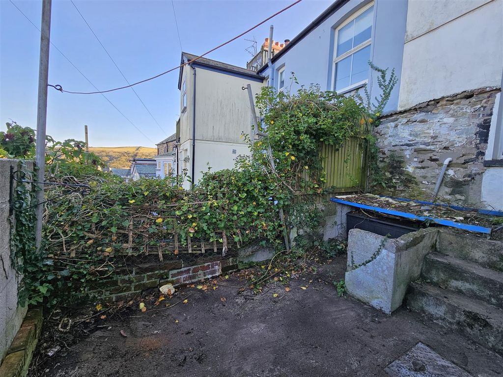 Property photo 3 of 21 Courtyard